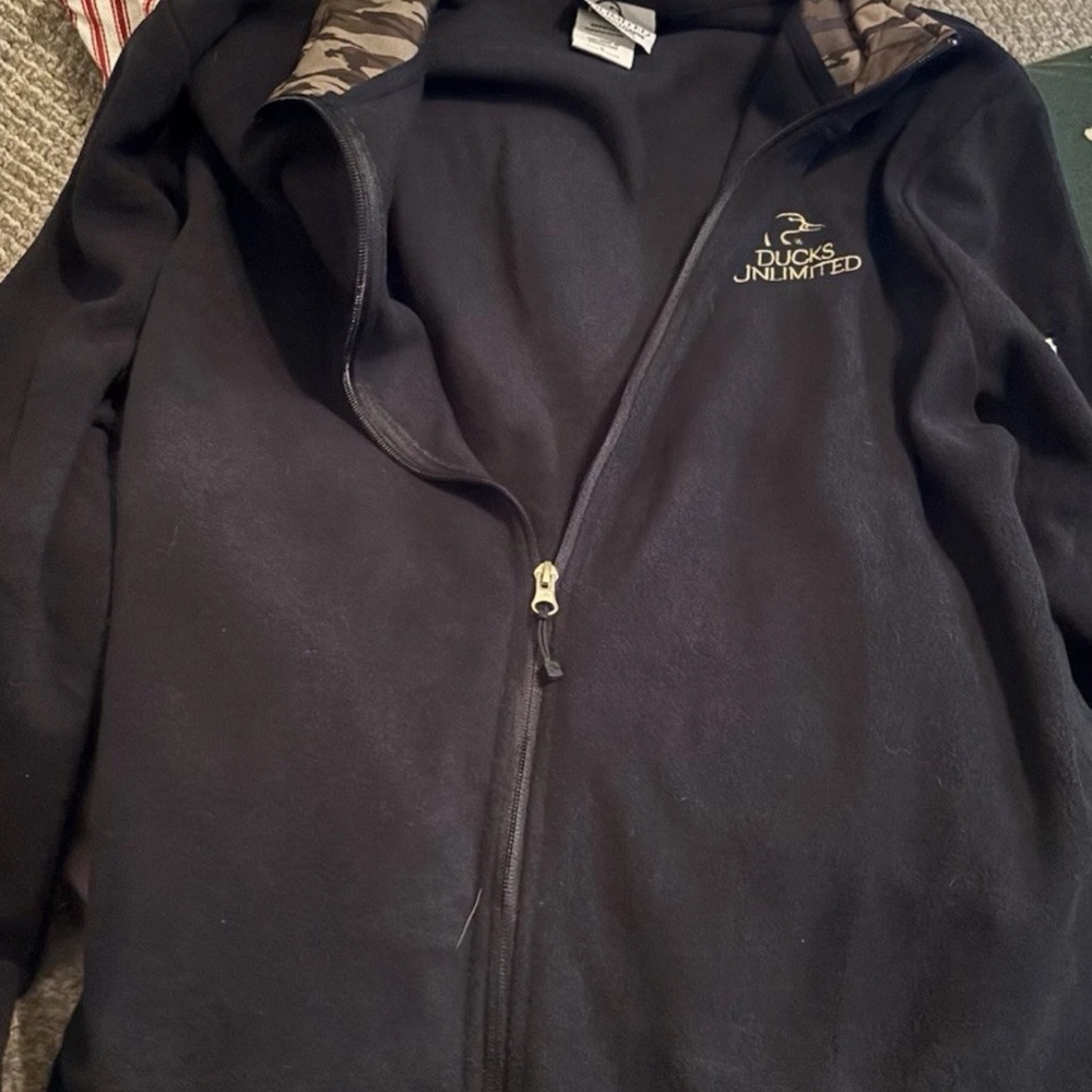 Ducks Unlimited men’s large black and camo fleece jacket
